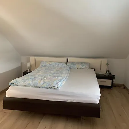 Apartment Neu Renovierte Dachgeschosswohnung *