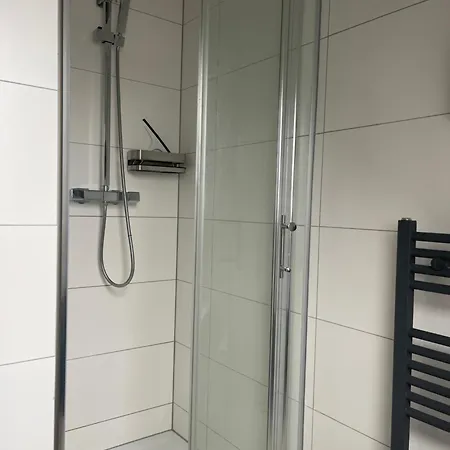 아파트 Renovierte Mit 2 Schlafzimmern Und Schlafcouch